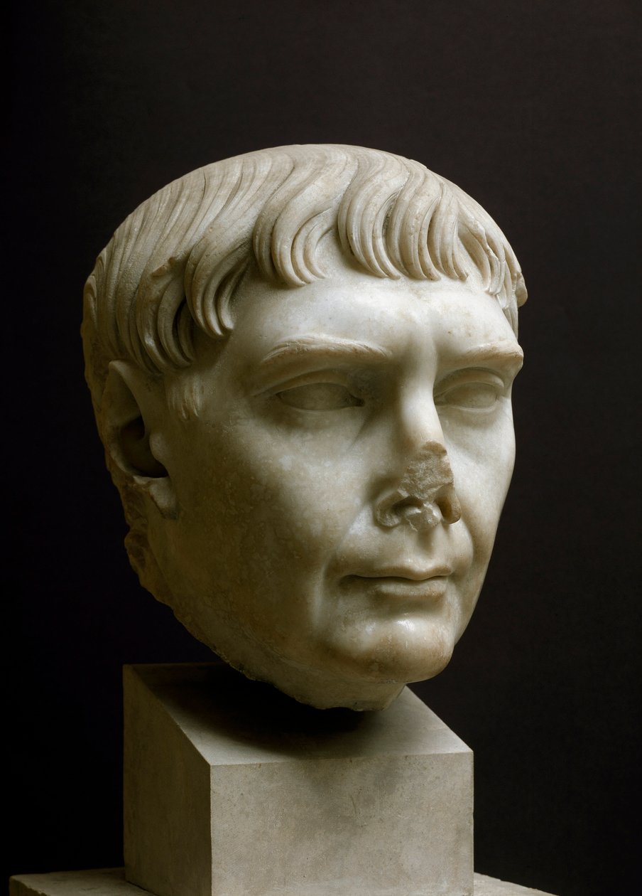 ローマの芸術"トラヤヌス帝（Marcus Ulpius Traianus）（西暦53-117年）の大理石頭部 "イタリア、オスティアの博物館 - トラヤヌス帝（Marcus Ulpius Traianus）（西暦53-117年）の肖像 - ローマの大理石彫刻、帝政期、西暦2世紀 - 考古学博物館。 作： 小説