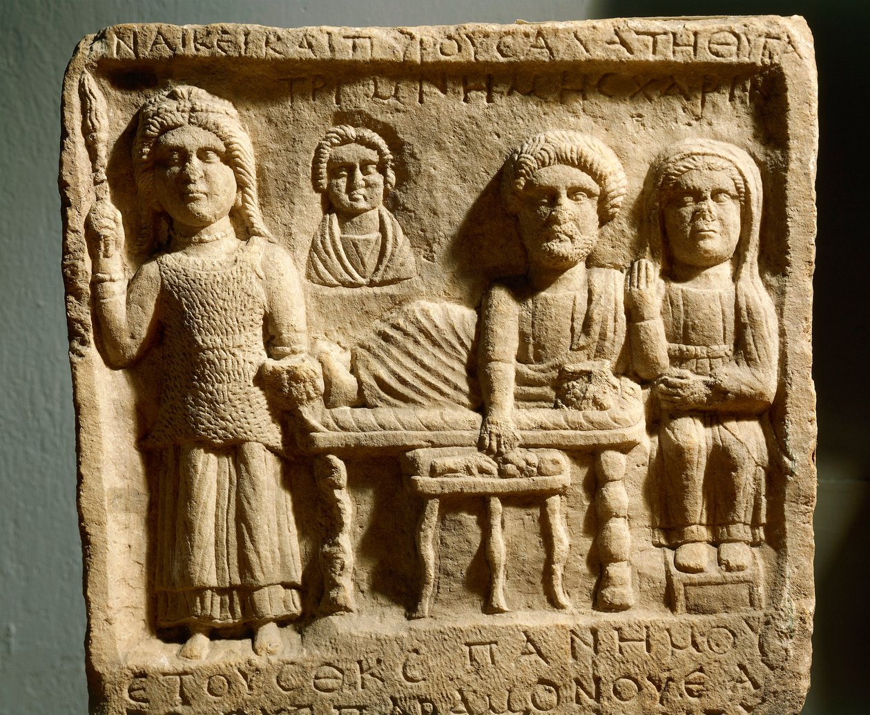 古代都市トリモンティウム（現ブルガリア・プロブディフ）の葬儀の様子を描いたローマ時代のバスレリーフ 作： 小説