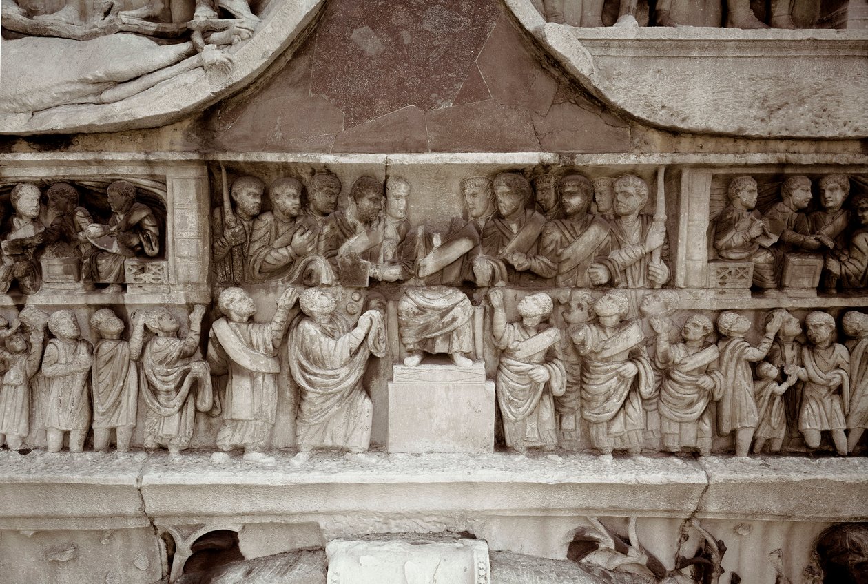 Römische Kunst: niedriges Marmorrelief, das die Verteilung von Subventionen an das Volk im Forum von Caesar darstellt. 312-315 n. Chr. Konstantinsbogen, Rom - Römische Kunst. Der Kaiser verteilt Geld unter das Volk (largitio). Relief, 312-315 n. Chr. Konst von Roman