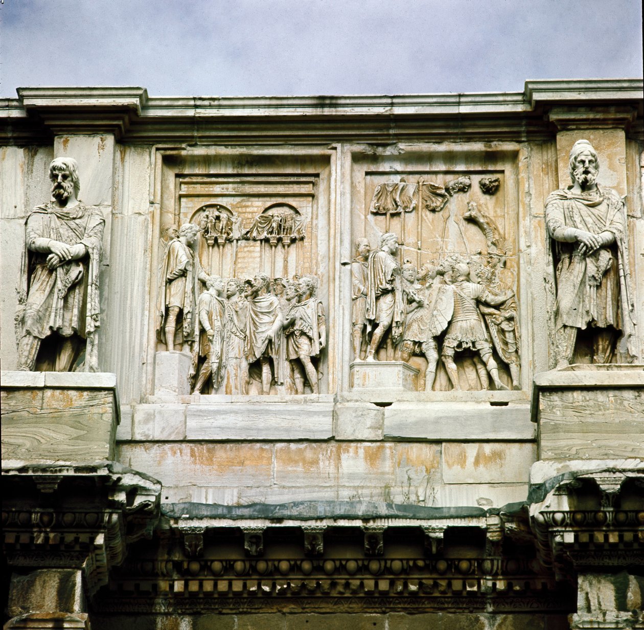 ローマ美術：民衆への補助金の分配（左）と蛮族のリーダーの降伏（右）を表現した大理石の低層レリーフ。西暦312年〜315年ローマ、コンスタンティヌスのアーチ 作： 小説