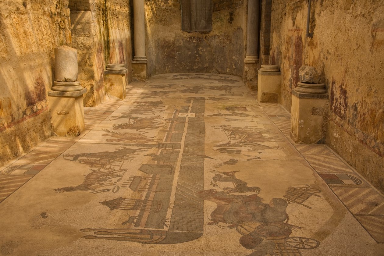 Two Apse Room、床のモザイク、Villa Romana del Casale、Piazza Armerina、シチリア、イタリア（写真） 作： 小説