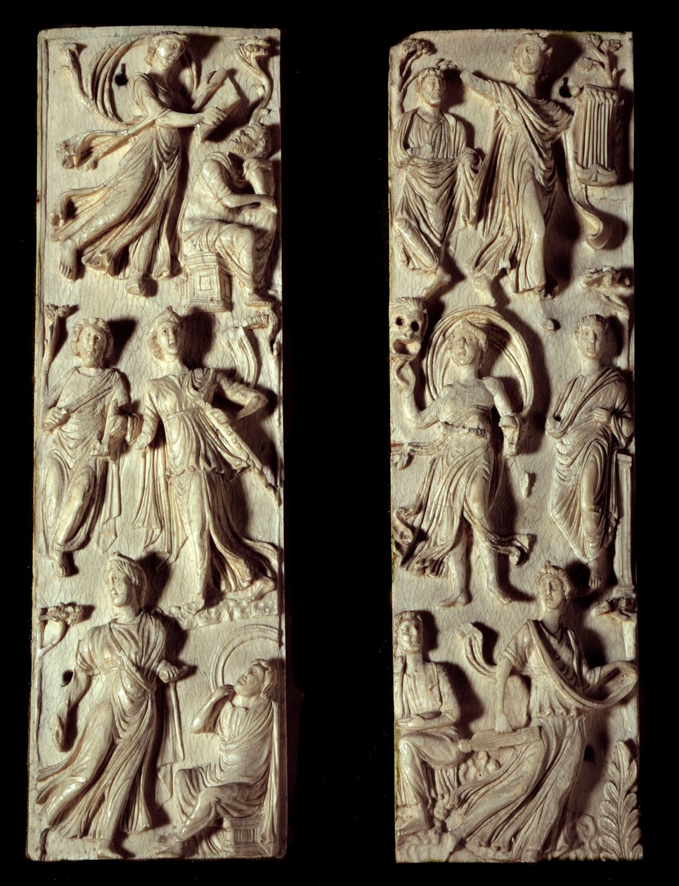 古代ローマ：6人の女神と6人の詩人（または哲学者）を表す象牙彫刻の2枚組。紀元前5世紀パリ、ルーヴル美術館 作： ローマンローマン