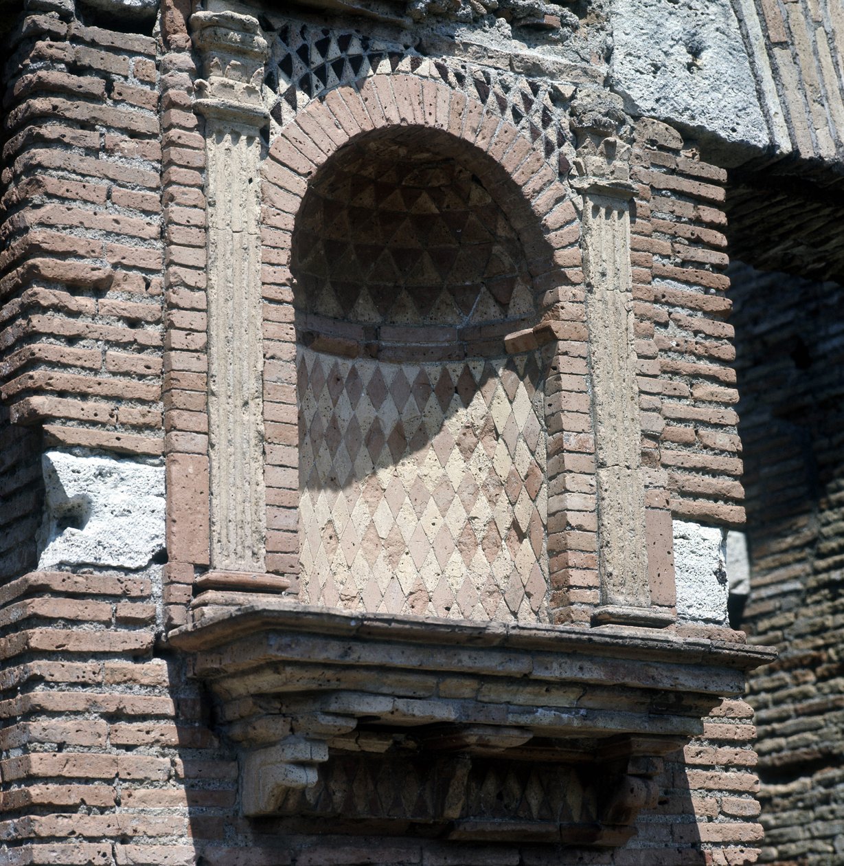 ローマ近郊のオスティア(Ostia)にあるCasa del Laraire(Lararium)。 作： ローマンローマン