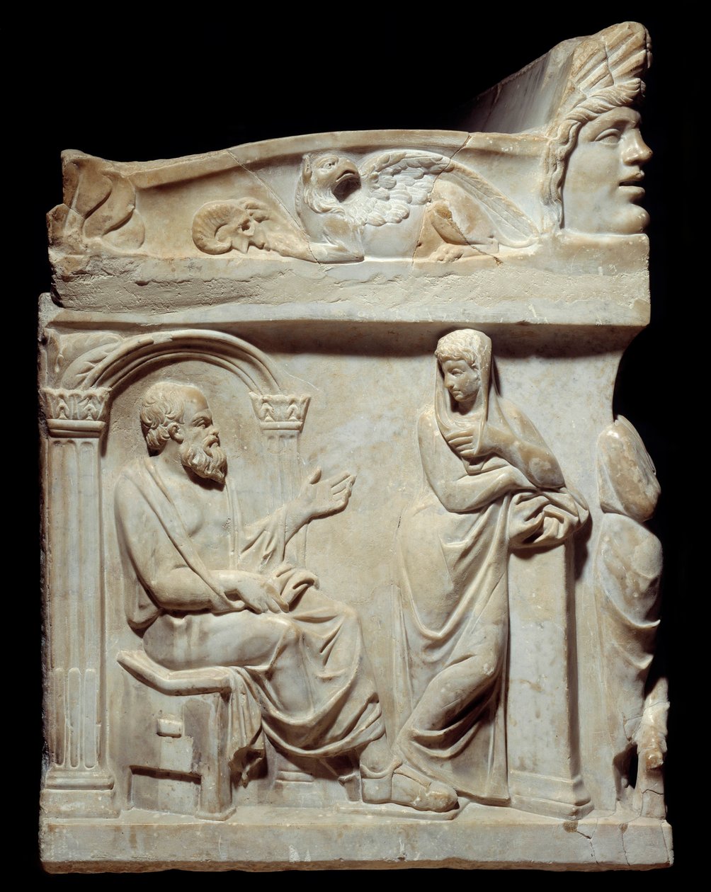 ローマ時代のアンティーク。ミューズの石棺。この石棺には、9人のミューズが描かれており、小面には哲学者ソクラテスと詩人ヘシオデの肖像が描かれています。ここでは、ギリシャの哲学者ソクラテス（紀元前469-399年）が、自分のムスと一緒に 作： ローマンローマン