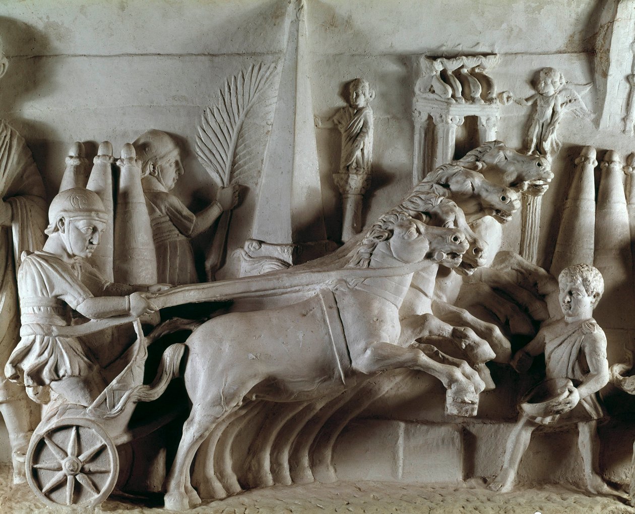 ローマ美術：4頭の馬に引かれた戦車「クアドリゲ」を表現した彫刻入りレリーフローマ古代美術博物館（ローマ 作： ローマンローマン