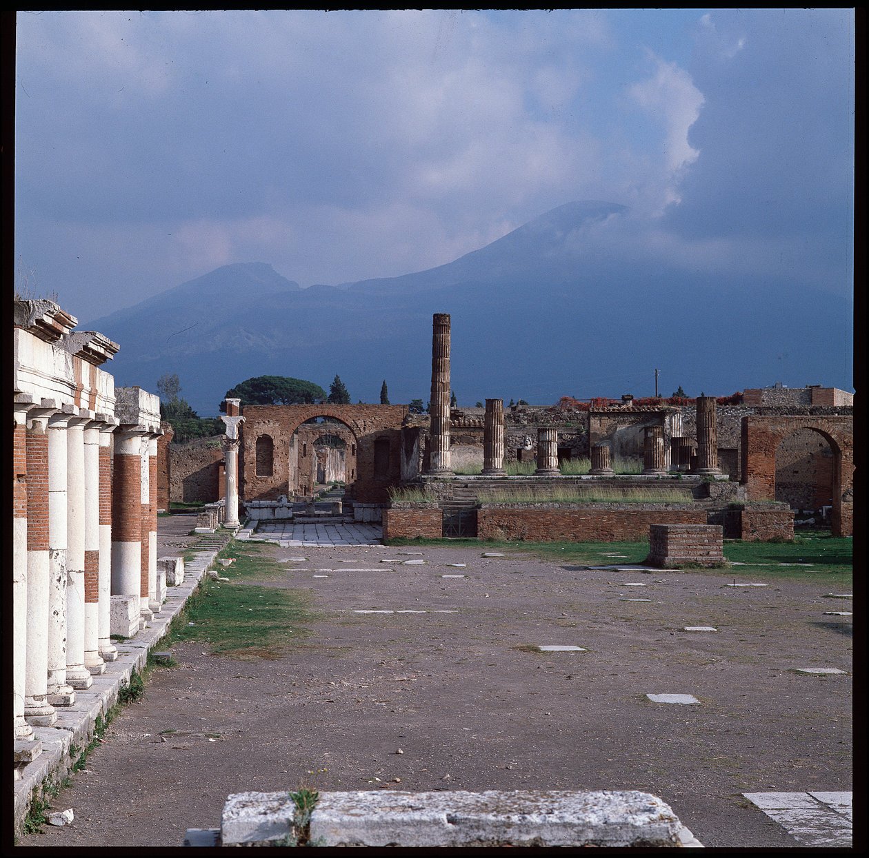 ローマ美術：ポンペイ遺跡の広場の様子（紀元前1世紀～紀元後1世紀） イタリア（ローマ美術：ポンペイ遺跡の広場の様子 作： ローマンローマン