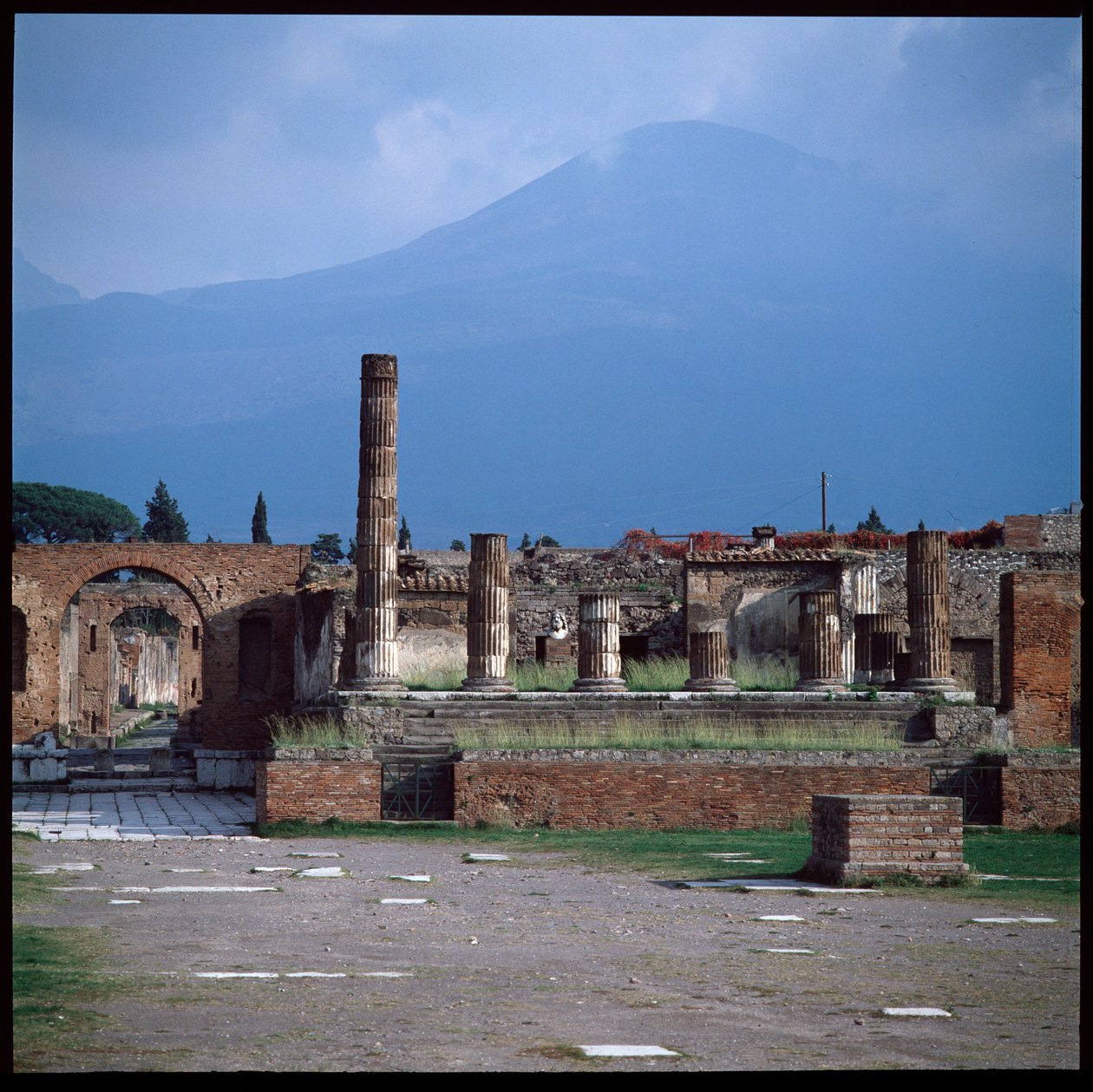ローマ美術：ポンペイ遺跡の広場の様子（紀元前1世紀～紀元後1世紀） イタリア（ローマ美術：ポンペイ遺跡の広場の様子 作： ローマンローマン