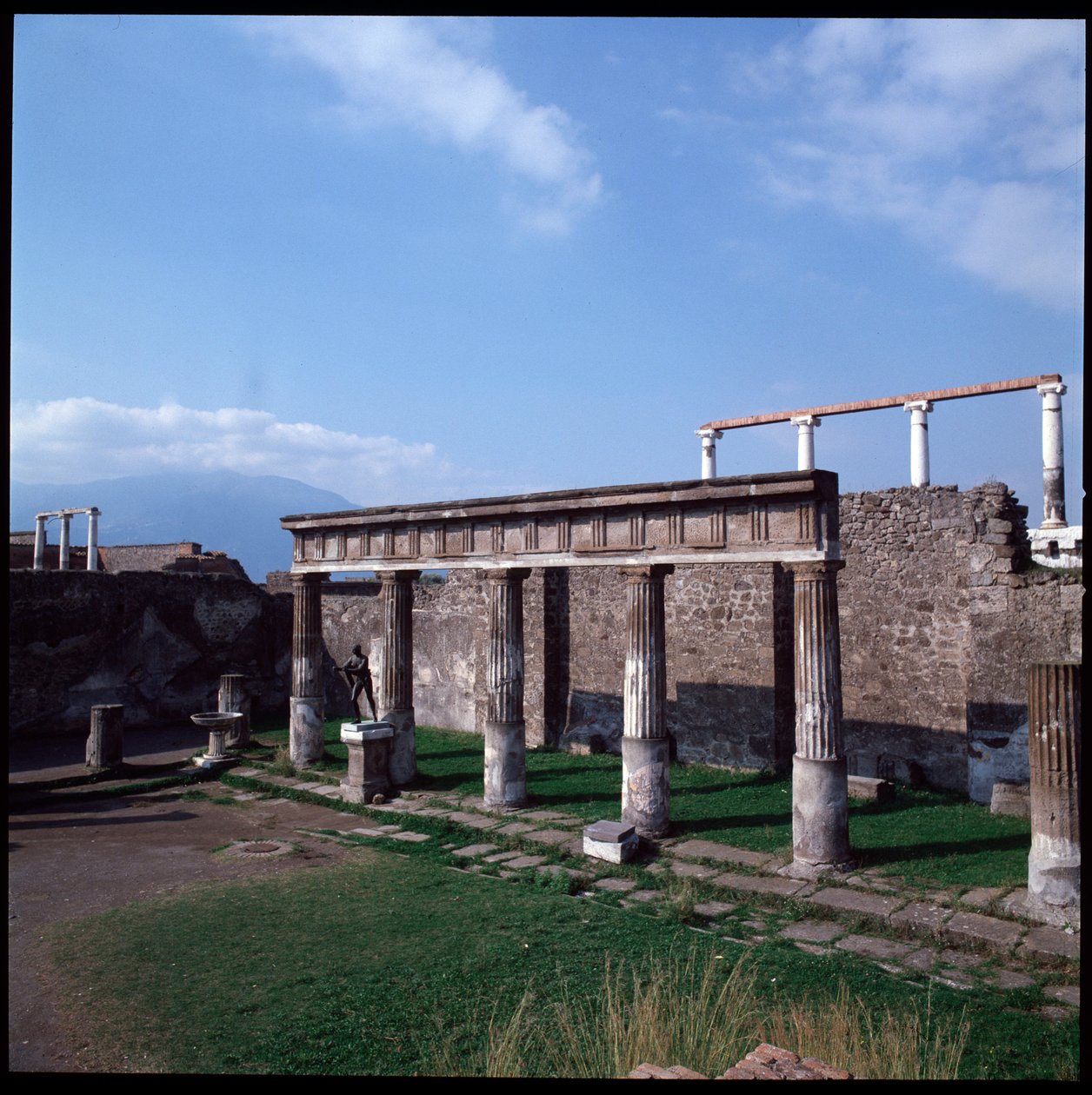 ローマ美術：ポンペイ遺跡のアポロン神殿の景観（紀元前4世紀～紀元前2世紀）イタリア（Roman art: view of the temple of Apollo, Pompeii, 4th century BC-2nd century, Italy 作： ローマンローマン