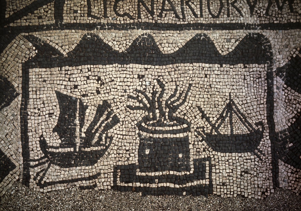 ローマの商船と灯台、古代のオスティア（Ostia）、Piazza delle Corporazioni。 作： ローマンローマン