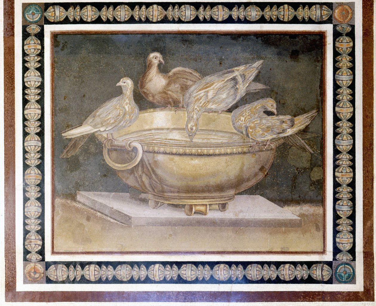 モザイクアート 鳥の絵画 4羽の鳩を表現したローマのモザイク画。