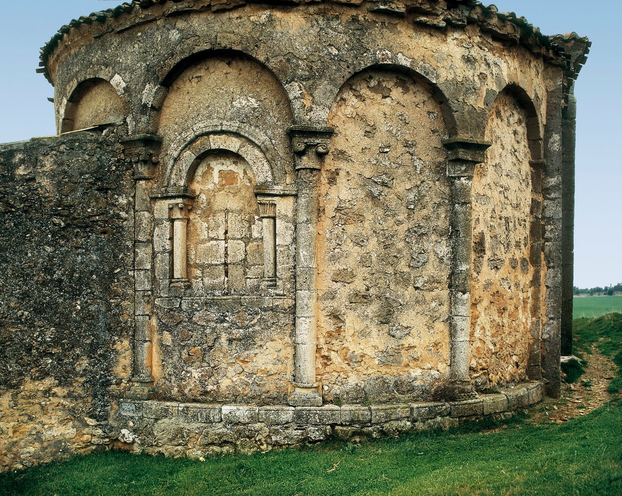 外側から見た聖ミカエル教会（Parroquia católica de San Miguel Arcángel）、スペイン、カスティーリャ・レオン地方、ソリア、バルデネブロ、12世紀後半～13世紀前半（写真 作： ロマネスク