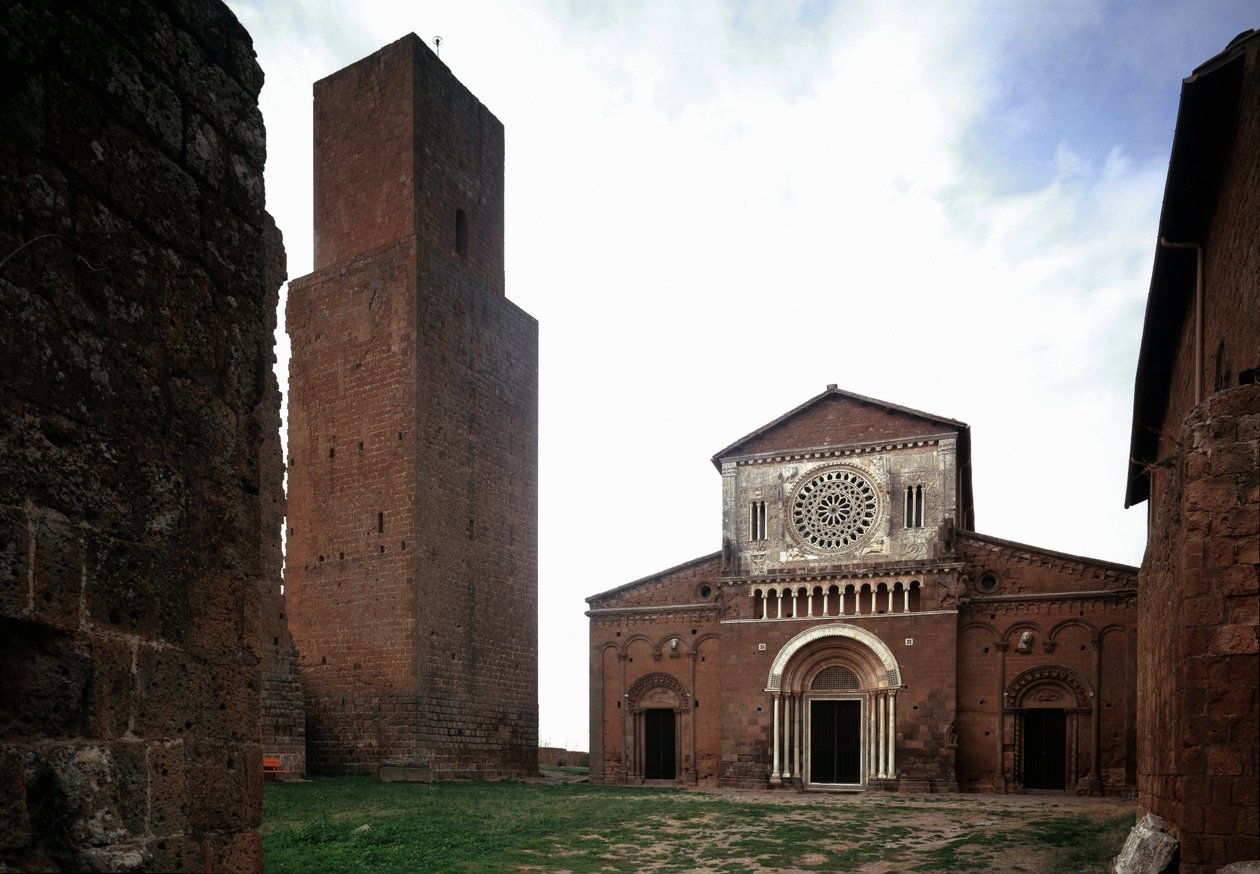 1250年頃に建てられ、1870年に修復されたサン・ピエトロ教会のファサードと尖塔（イタリア、トスカーナ州 作： ロマネスク