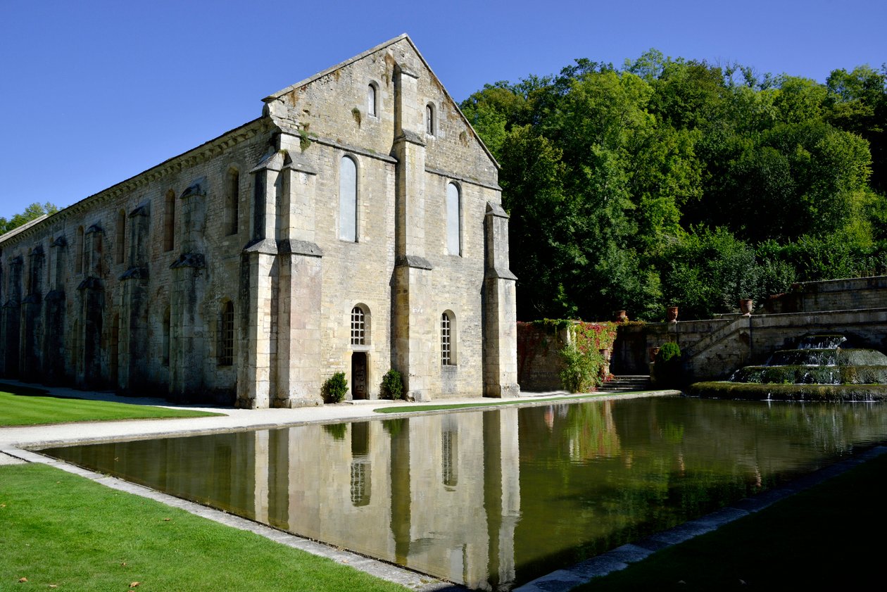 ロマネスク建築：ブルゴーニュ、フォントネーのシトー会修道院の鍛冶屋の外観（12世紀後半）（Abbey of Fontenay, Burgundy, France: the forge, end 12th Century) 作： ロマネスク