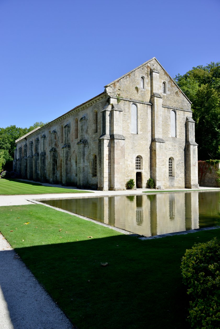 ロマネスク建築：ブルゴーニュ、フォントネーのシトー会修道院の鍛冶屋の外観（12世紀後半）（Abbey of Fontenay, Burgundy, France: the forge, end 12th Century) 作： ロマネスク