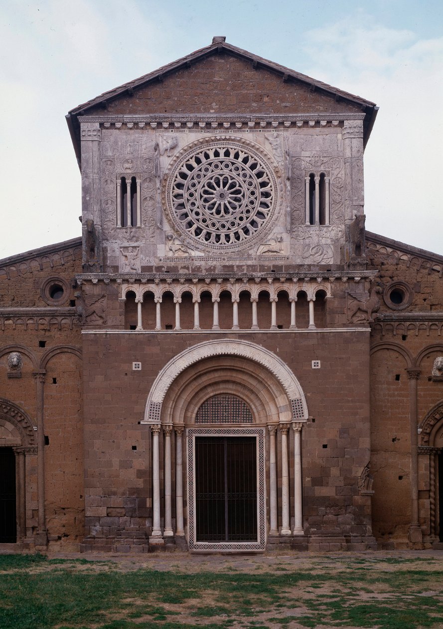 View of the church of San Pietro (ca. 1250, restauree 1870) Tuscania, italy (Facade of the church of St Peter (San Pietro), built around 1250 and restored in 1870, Tuscania, Italy) 作： ロマネスク