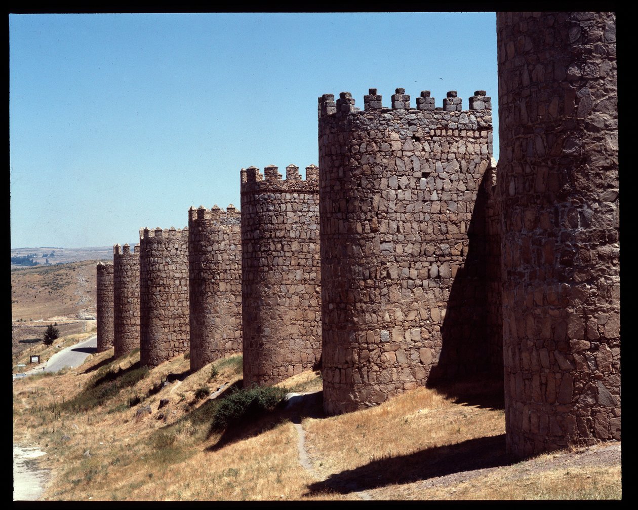 スペイン・アビラの城壁の眺め（View of the walls of Avila, Spain 作： ロマネスク
