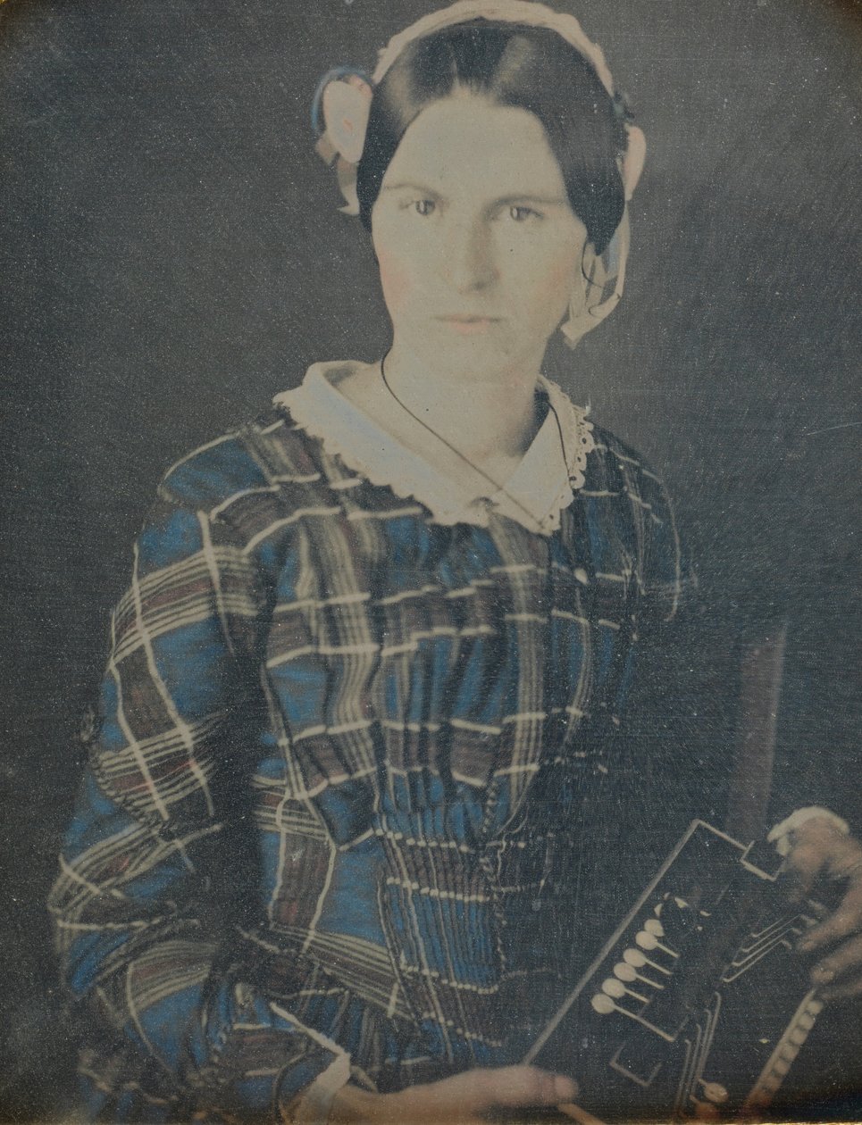 アコーディオンのダゲレオタイプを持つ女性、1840年代。 作： ロン・ファサンド