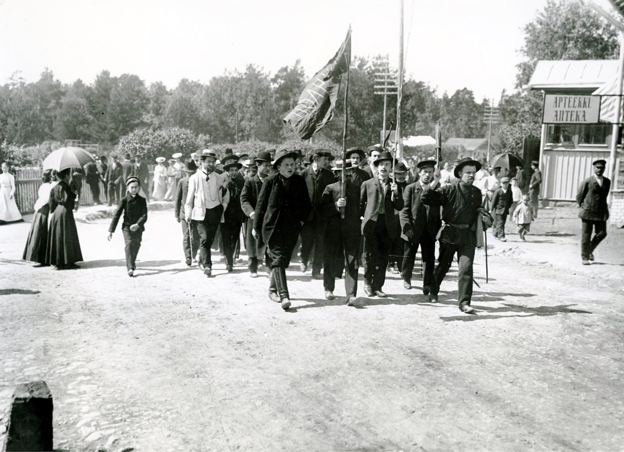 1906年のサンクトペテルブルクでの抗議デモ 作： ロシアの写真家