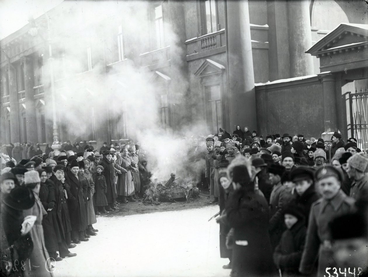 1917年、サンクトペテルブルクの皇帝事務所近くのネフスキー大通りでの皇帝の紋章の焼却 作： ロシアの写真家
