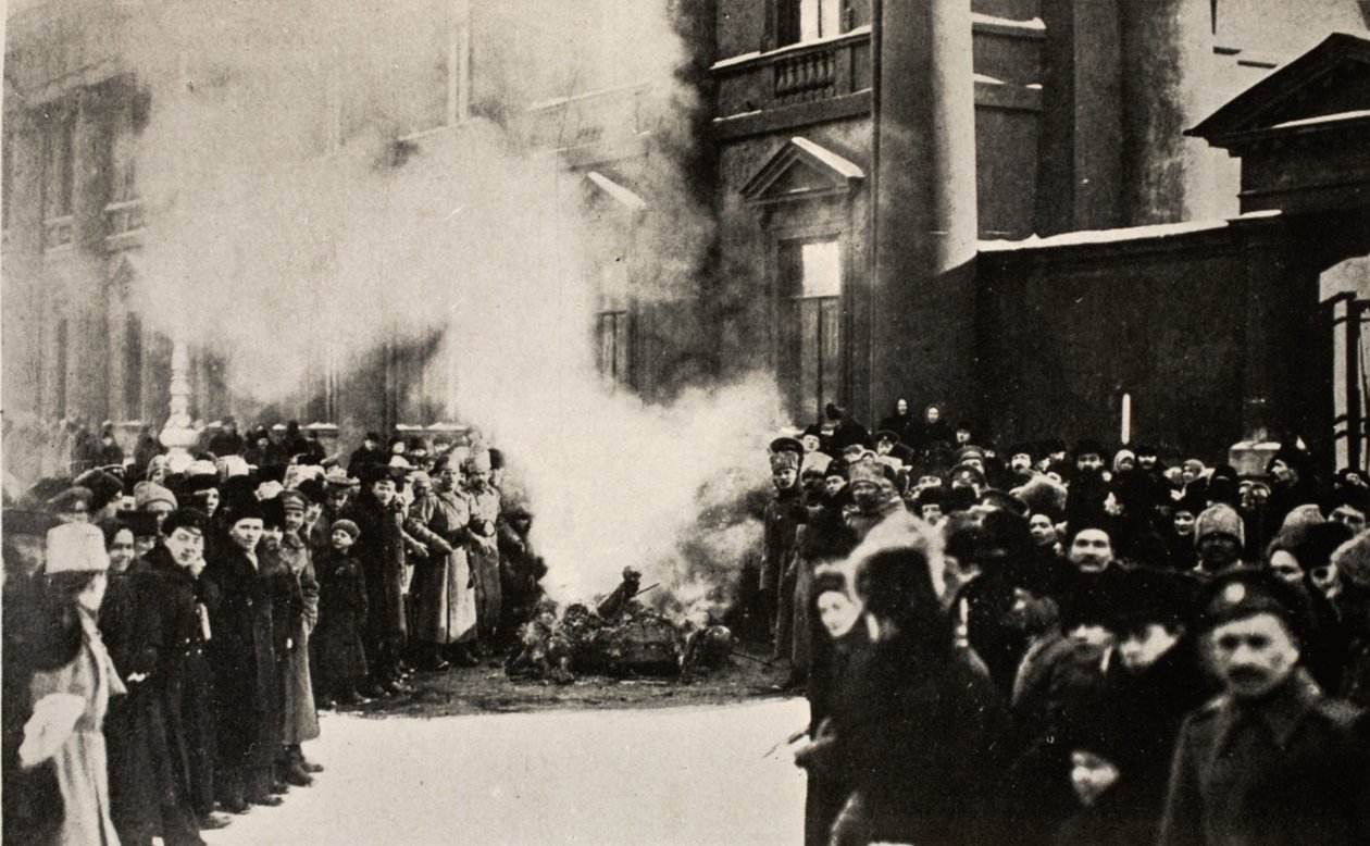 1917年の王族の紋章を燃やす 作： ロシアの写真家