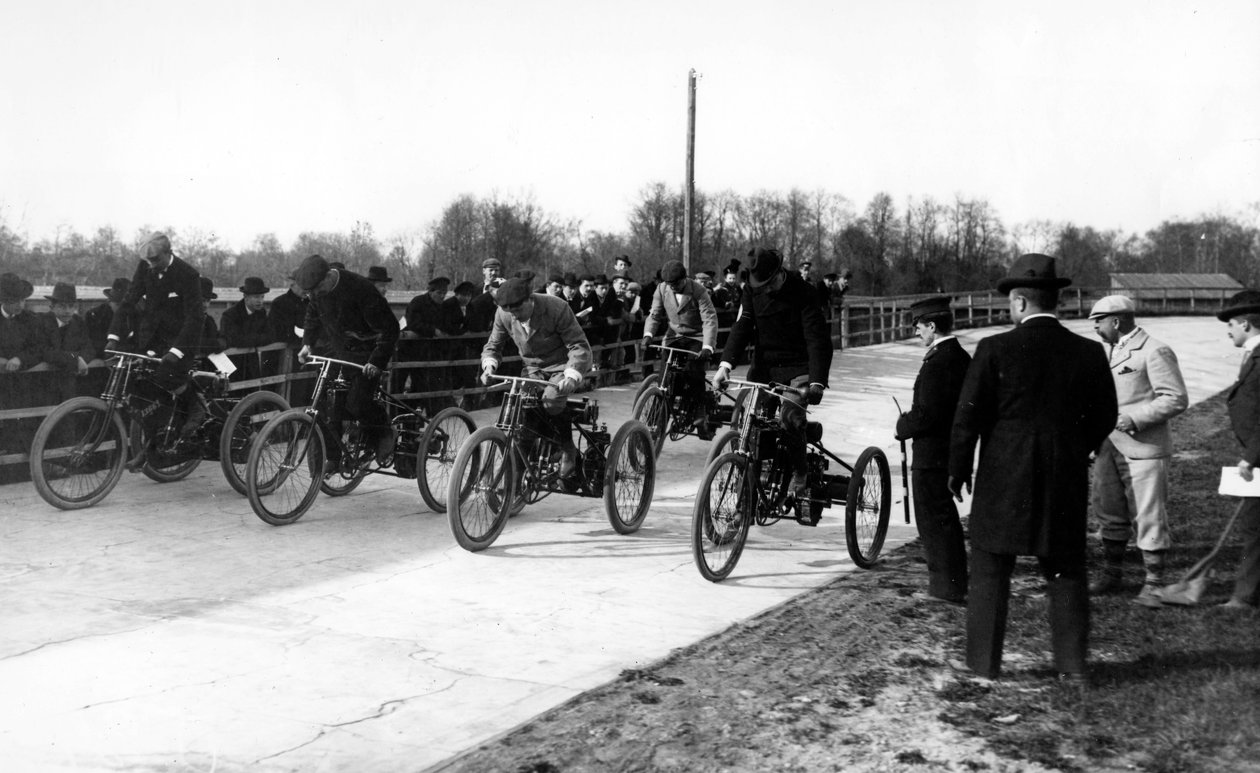 1899年頃、サンクトペテルブルクでの電動三輪車レースの出場者 作： ロシアの写真家