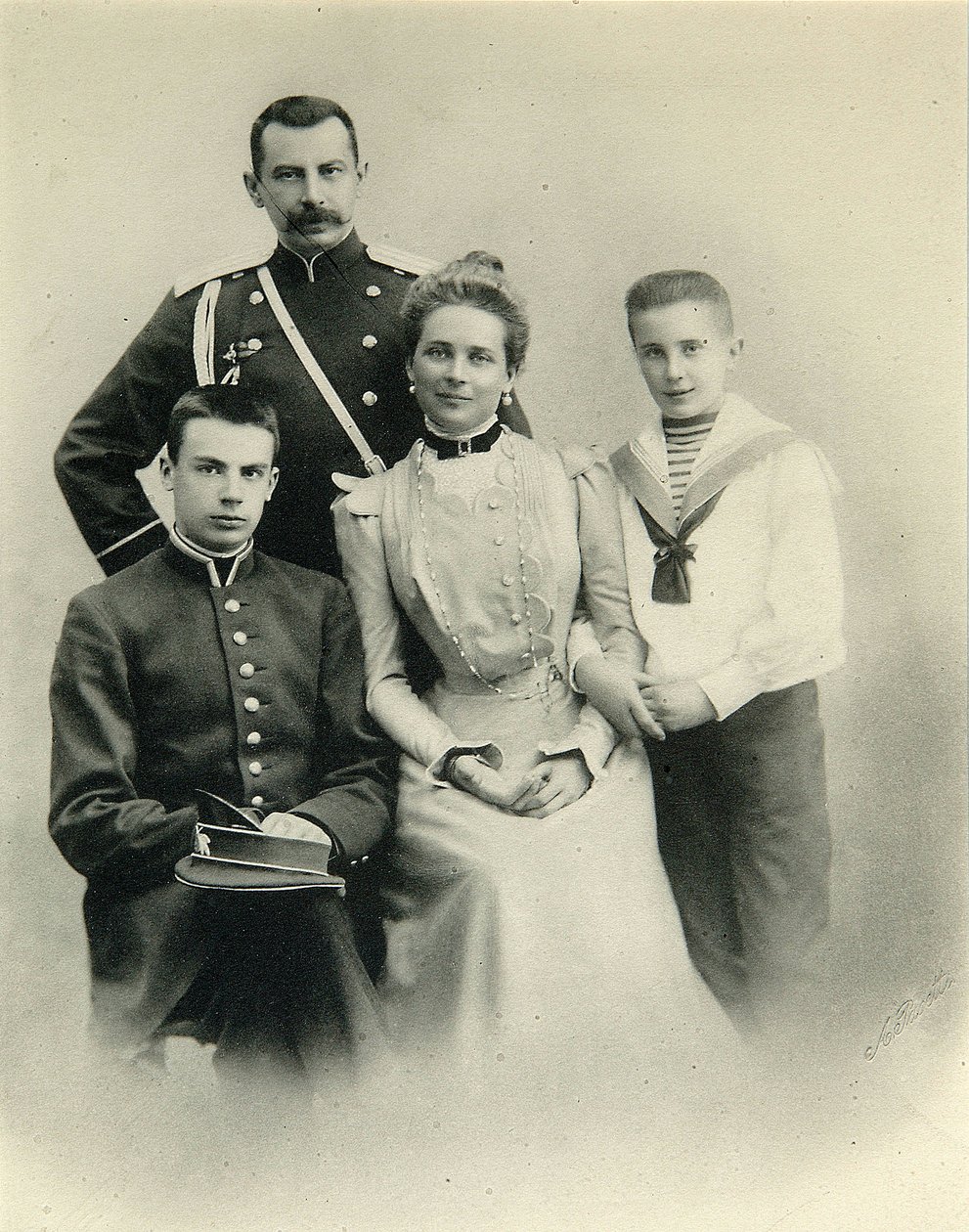 A. PasettiのスタジオからのZenaida Yusupova王女、Felix Sumarokov-Elston伯爵、NikolaiとFelixの息子の家族の肖像 作： ロシアの写真家