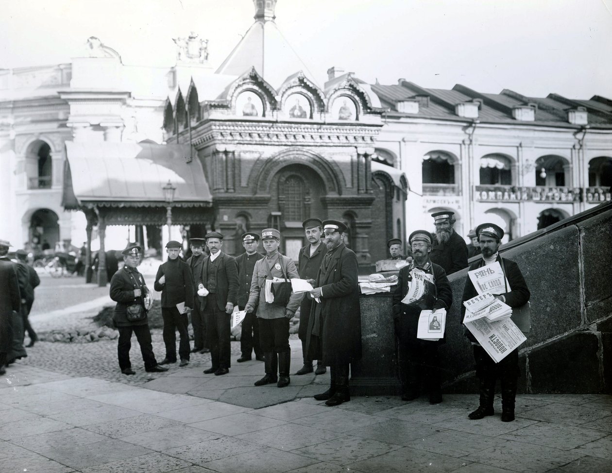 1913年のサンクトペテルブルクの新聞販売店 作： ロシアの写真家