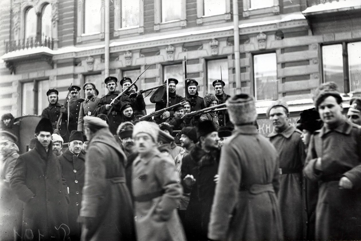 1917年2月、ペトログラードの路上で革命的な兵士と船員 作： ロシアの写真家
