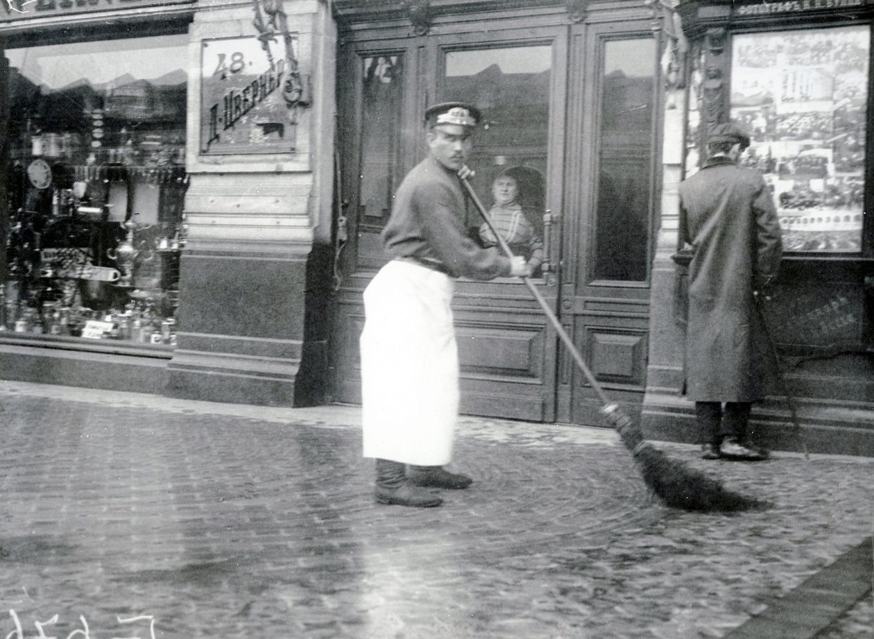 1913年、サンクトペテルブルクのネフスキー大通りの道路掃除人 作： ロシアの写真家