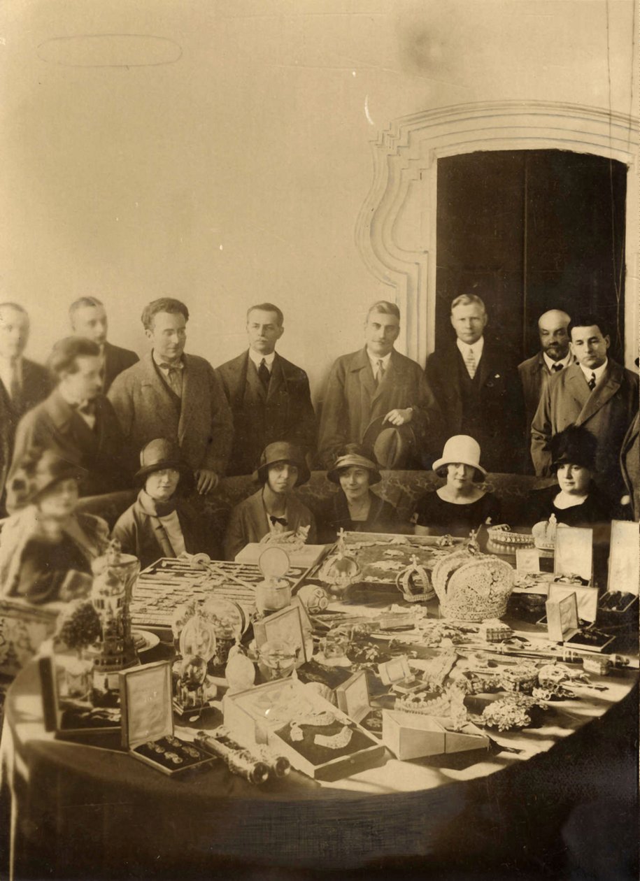 1925年に海外への販売に向けて準備されているロシアの王冠の宝石 作： ロシアの写真家