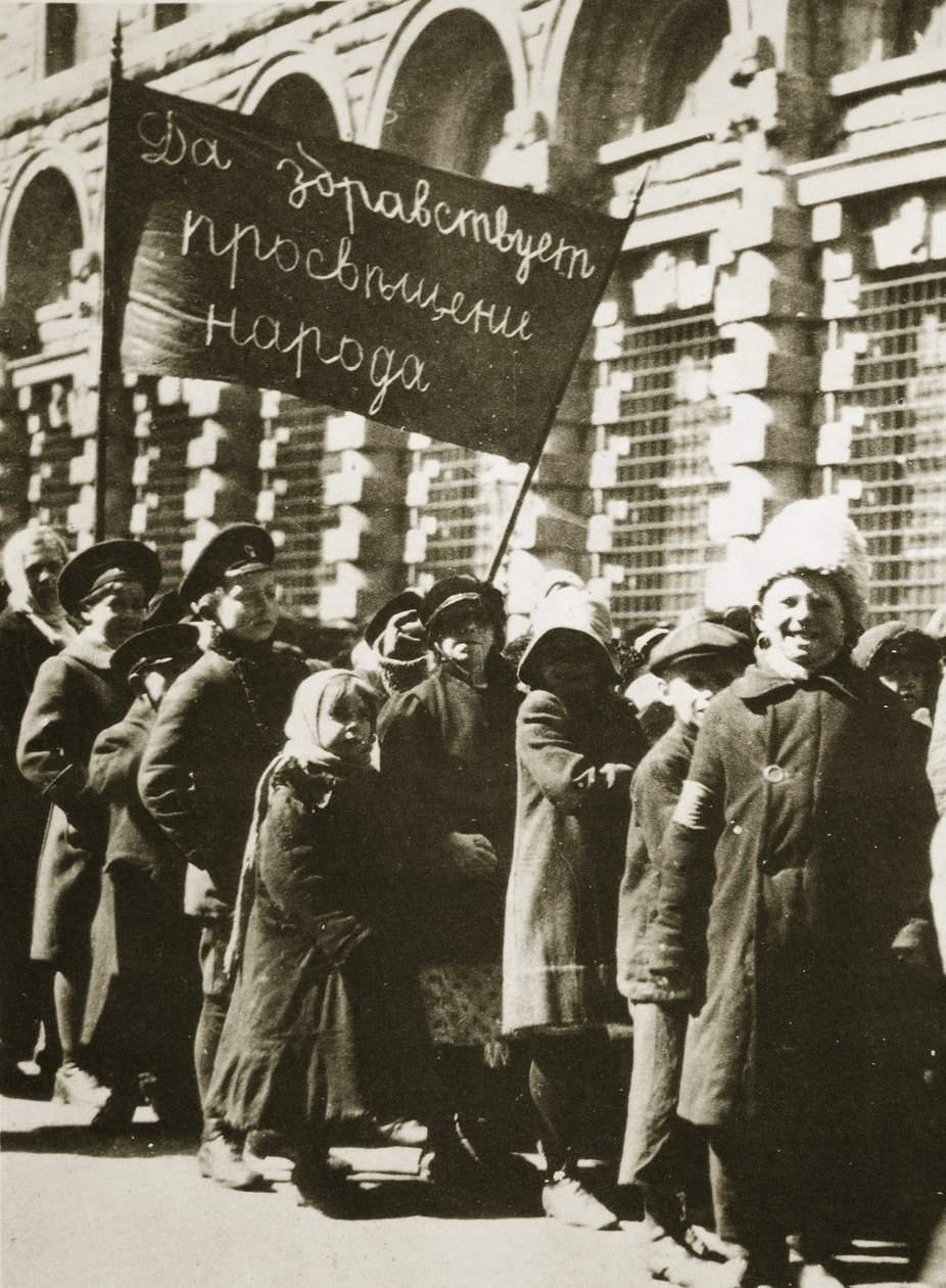 1917年2月、ロシアの子供たちが教育とより良い生活のためにデモを行う（セピア写真） 作： ロシアの写真家