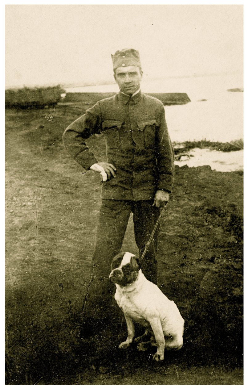犬と一緒のロシアの兵士、1914-18 作： ロシアの写真家