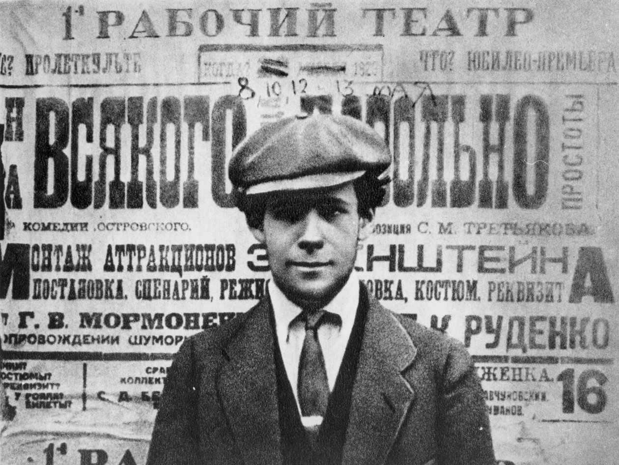 セルゲイアイゼンシュタイン（1898〜1948）、演劇のポスターの前、サジェッセ、1923年 作： ロシアの写真家