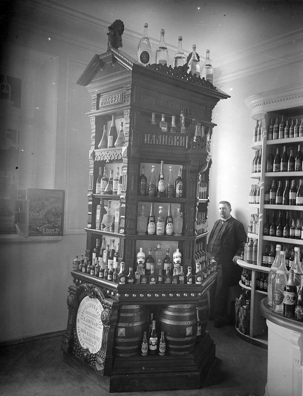 ワインとリキュールの店内展示、1893年 作： ロシアの写真家
