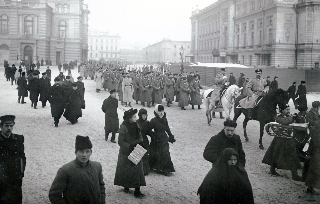 1917年のサンクトペテルブルクの前線に向かう兵士 作： ロシアの写真家