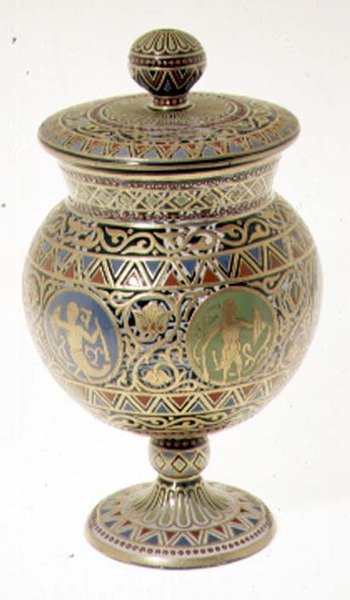 カバーされたゴブレット、エナメルと金色の装飾、ベースにアレクサンドル2世のマーク、Imperial Glass Factory、c.1870（エナメルガラス） 作： ロシア語学校