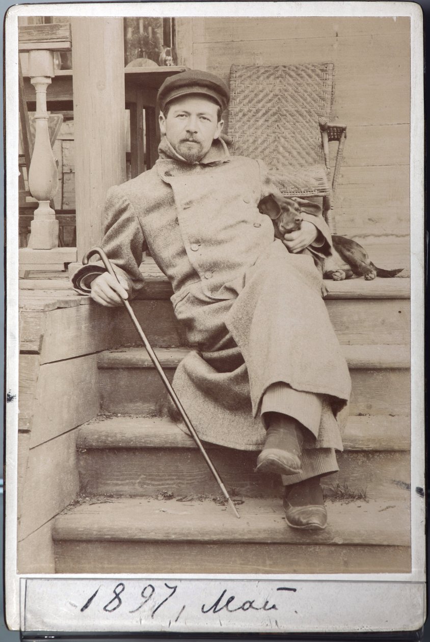 アントン・チェーホフの肖像と愛犬ヒナ（1897年5月、チェーホフ邸メリホヴォにて）（アルブミン写真 作： ロシアの写真家