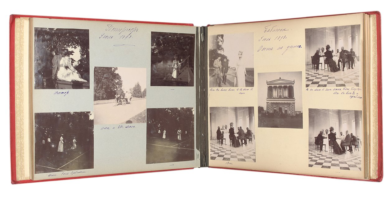 ロシア帝国の家族、写真のアルバムからのページ、c.1897-99（白黒写真）（487673-80も参照） 作： ロシアの写真家