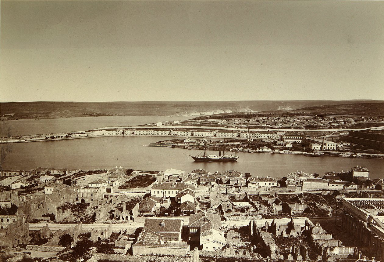 セバスト ポール (セバスト ポール) の南湾とポール岬。 アルブミンの写真、1850 年代の終わり。 物質文化史研究所、サンクトペテルブルク 作： ロシアの写真家