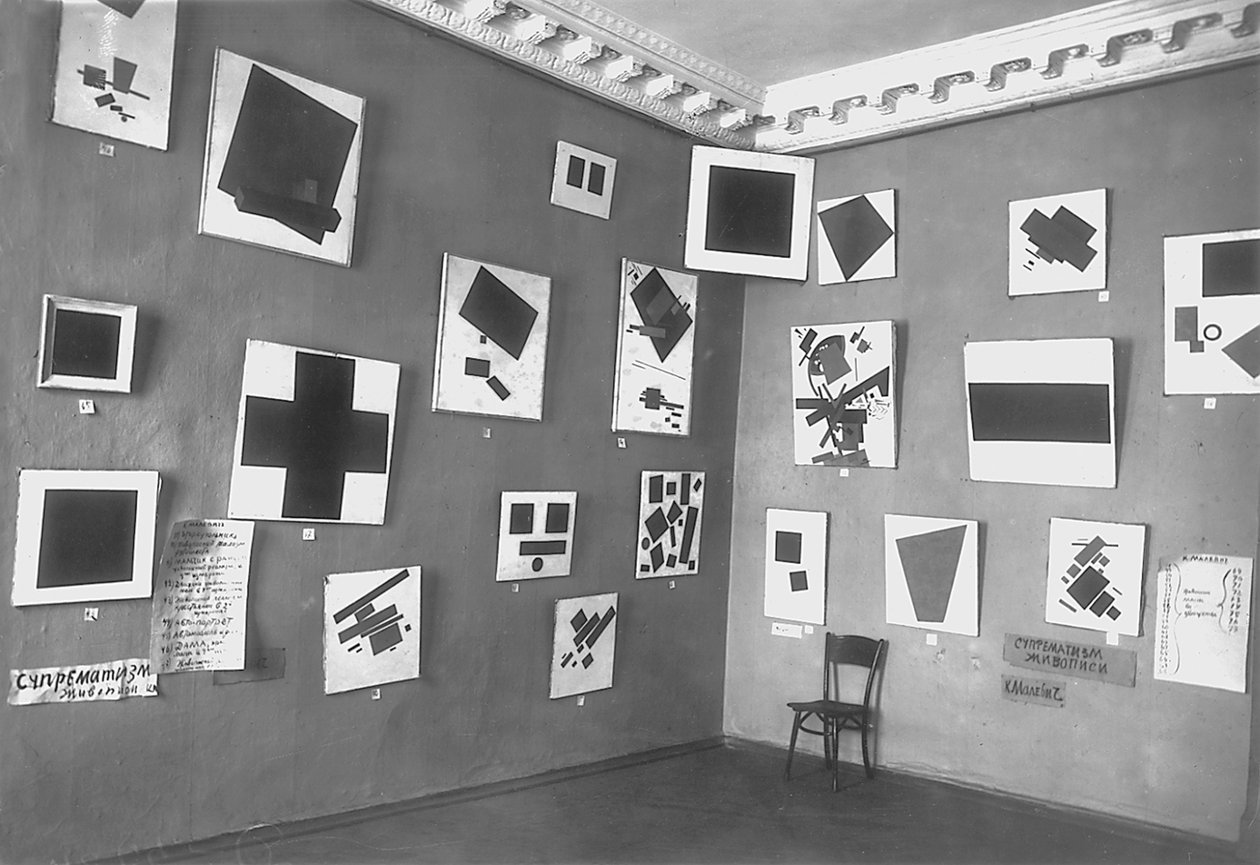 マレヴィッチブラックスクエアと他の至高主義者の絵画が飾られた部屋の眺め 作： ロシアの写真家