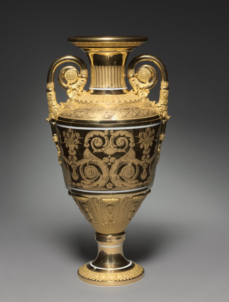 サンクトペテルブルク帝国磁器工場で作られた花瓶、1820〜30年頃 作： ロシア語学校