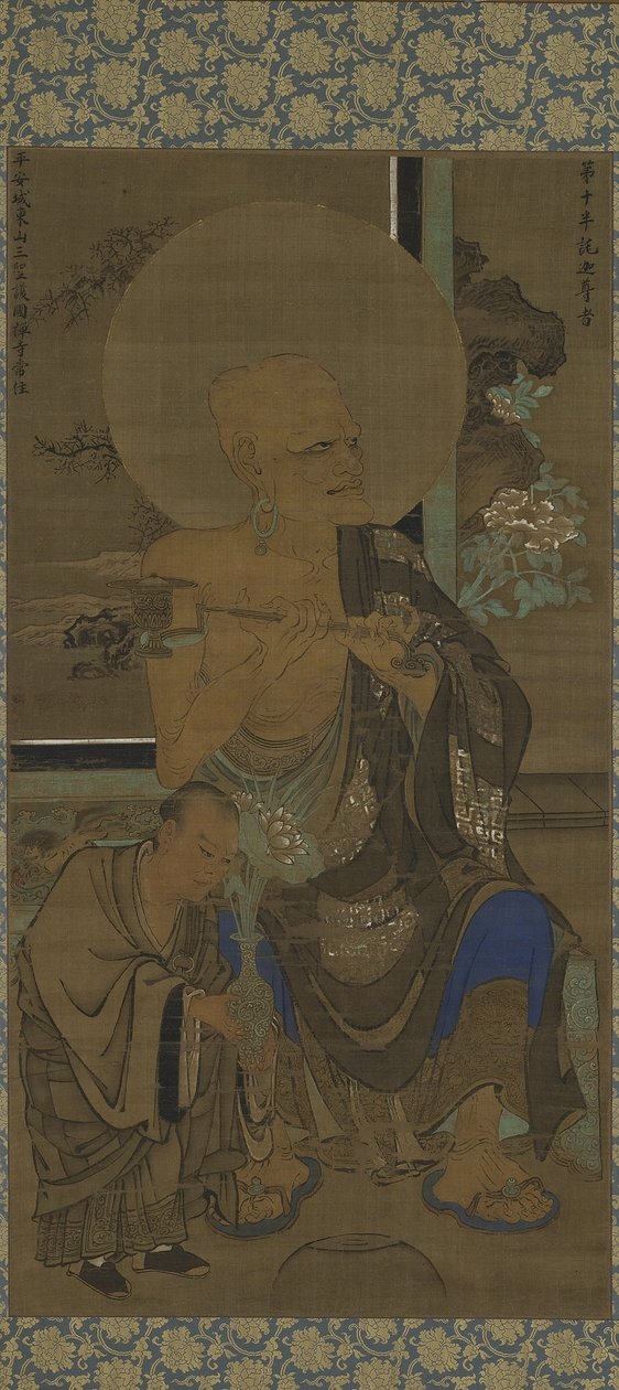 Arhat（Handaka Sonja-Panthaka）着席; 14世紀半ばの南北町時代、右に蓮の花のある弟子（絹に墨と色） 作： りょうぜん