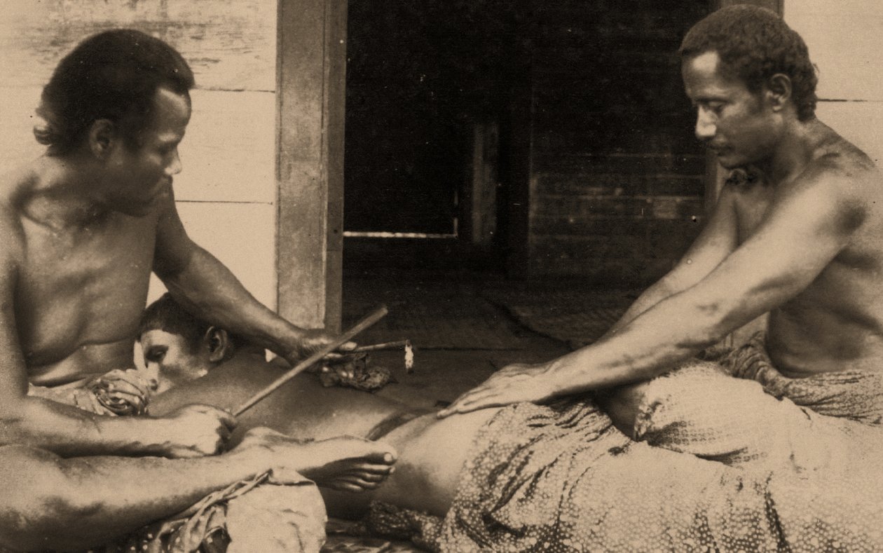 刺青されているサモア人、1895年頃のセピア写真 作： サモア人