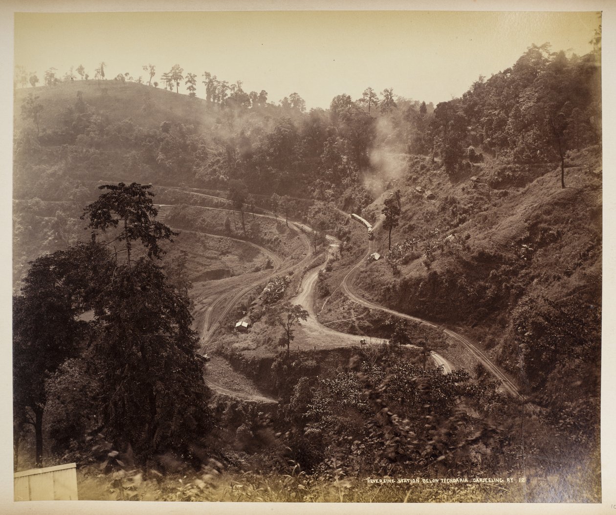 ダージリン、ティーンダリア下のリバース ステーション  「ダージリンの景色」より、  1860年 - 1880年    (白黒写真) 作： サミュエル・ボーン