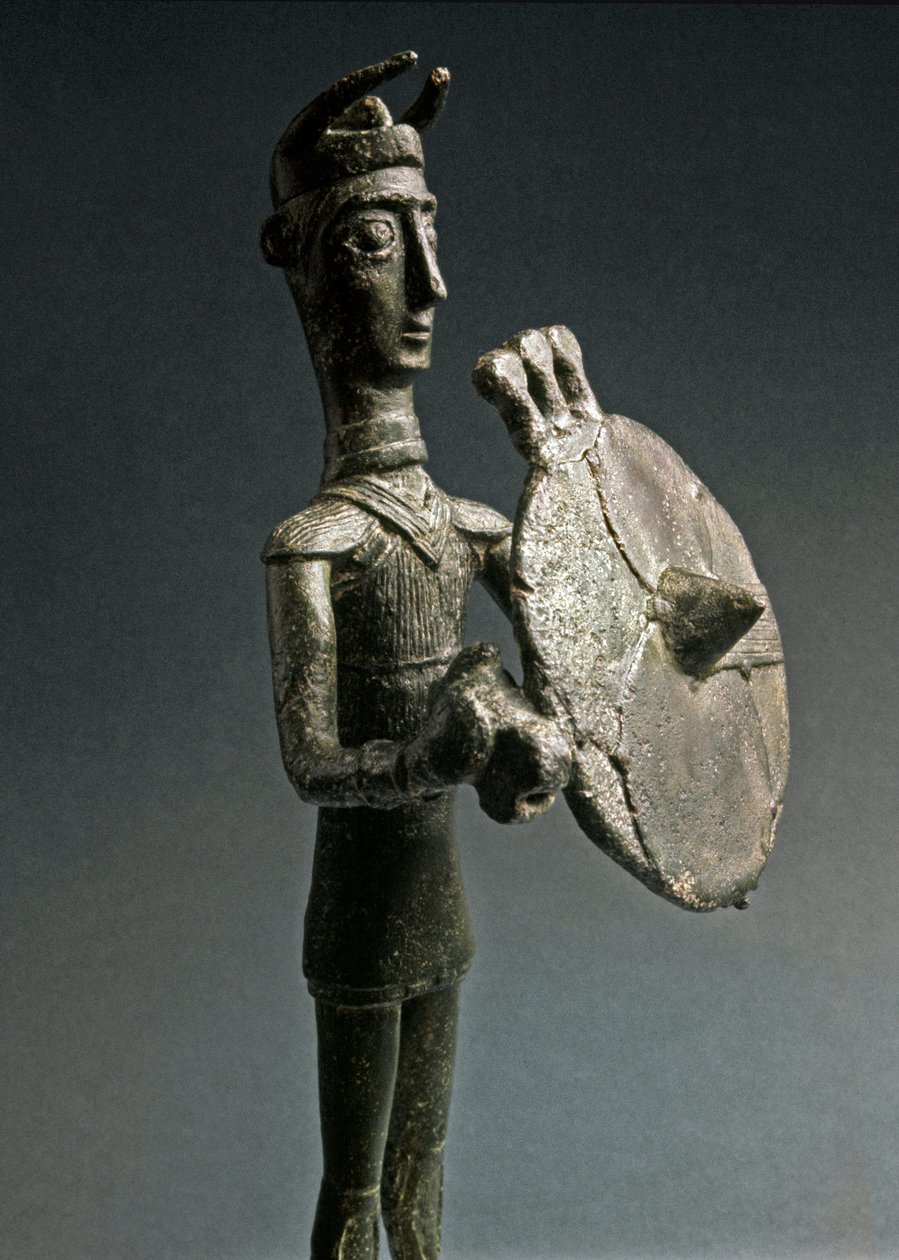 ヌラーゲ文化（ヌラーギ） サルデーニャ島：盾を持った戦士のブロンズ像。紀元前8～7世紀。ローマ、ルイジ・ピゴリーニ国立歴史民族学博物館 作： サルデーニャヌラーゲ文明
