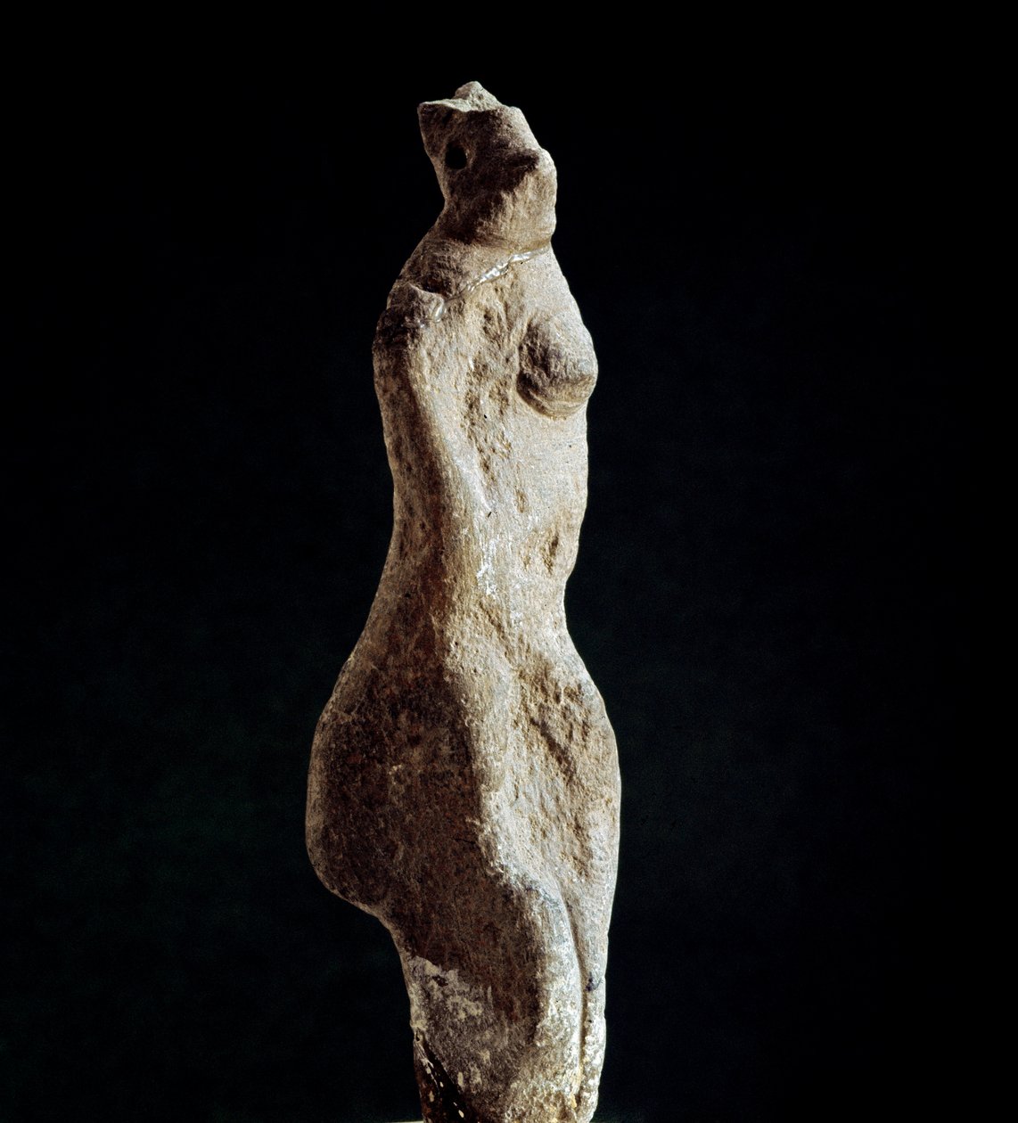 ヌラーゲ文化（ヌラーギ） サルデーニャ語：ヌオロ近郊のマコメルから出土した石灰岩のヴィーナス・ステアトピギー（背中の下の形）の像（マコメルのヴィーナス）。新石器時代（紀元前25-18世紀）のもの。カリアリ、ナツィオナーレ考古学博物館 作： サルデーニャヌラーゲ文明