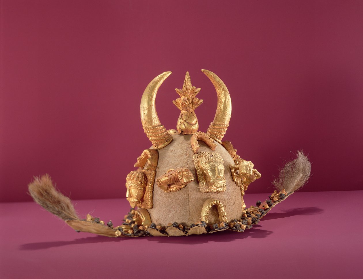 Capacete Asante usado por oficiais, de Gana (ouro e pele de animal) 作： 学校アフリカ