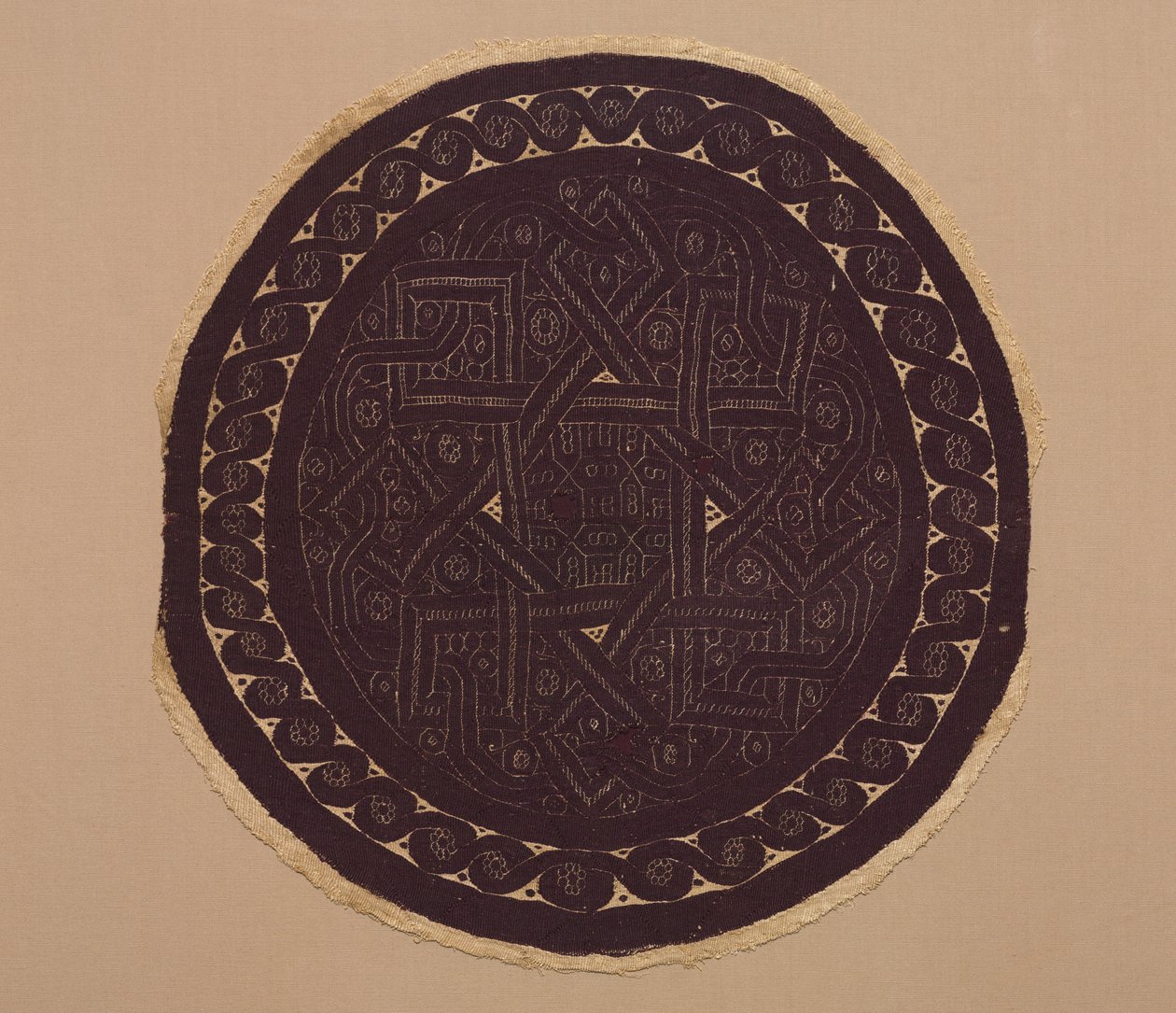 300年代の「カーテンの丸い絵」（平織りの地にタペストリー織りと補助的な横糸巻き、無染色のリネンと染色したウール 作： 学校ビザンチン