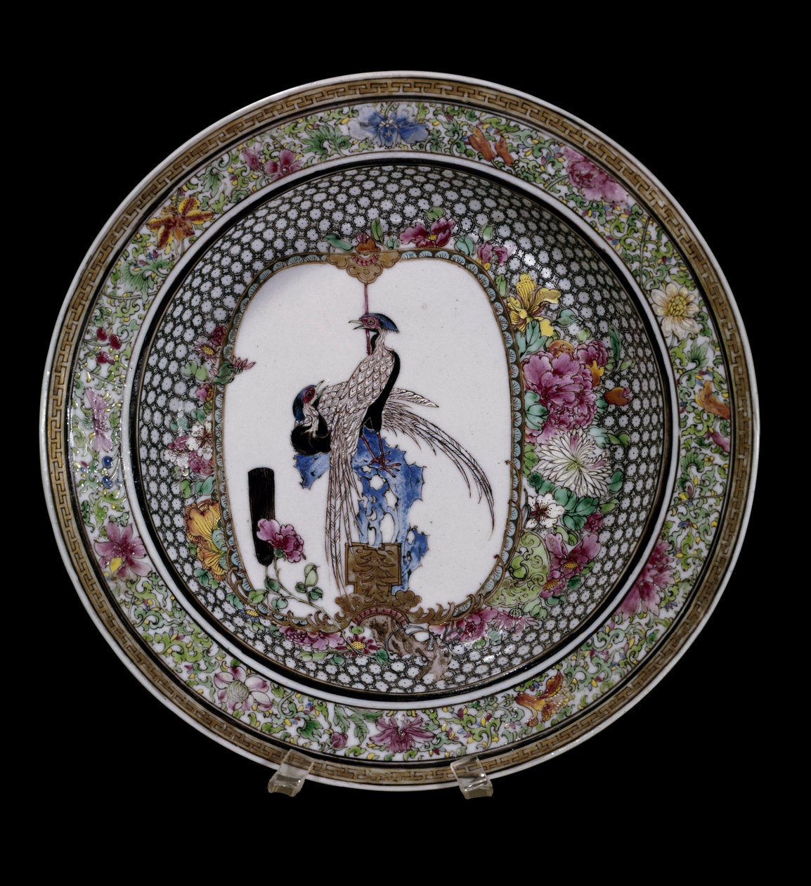 中国美術：鳥と花で装飾されたピンクの家族のセラミックプレート。乾隆時代（1736-1795）。パリ、ギメ美術館、国立アジア美術博物館 作： 学校の中国語
