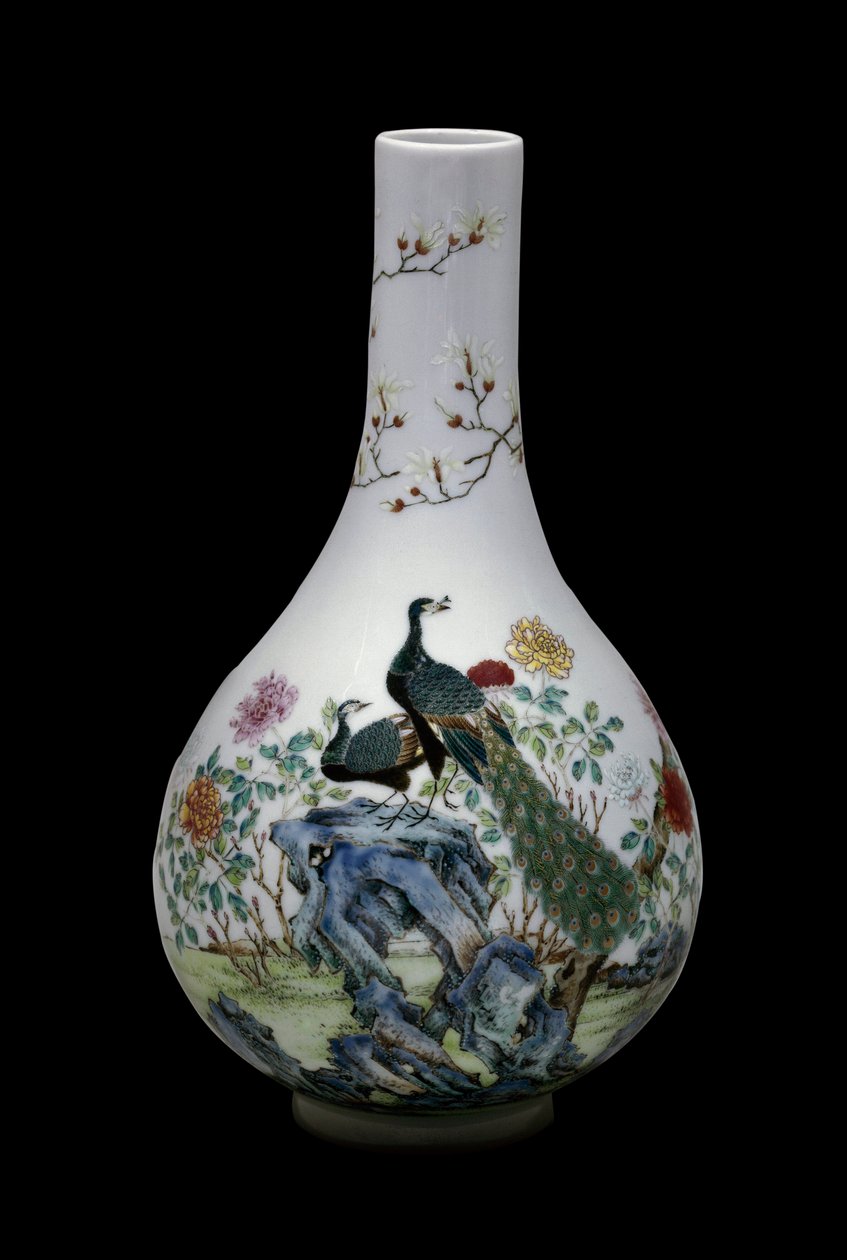 中国美術：鳥（孔雀を含む）と花で装飾されたピンク色の家族の陶磁器の花瓶。乾隆時代（1736-1795）。パリ、ギメ美術館、国立アジア美術博物館 作： 学校の中国語
